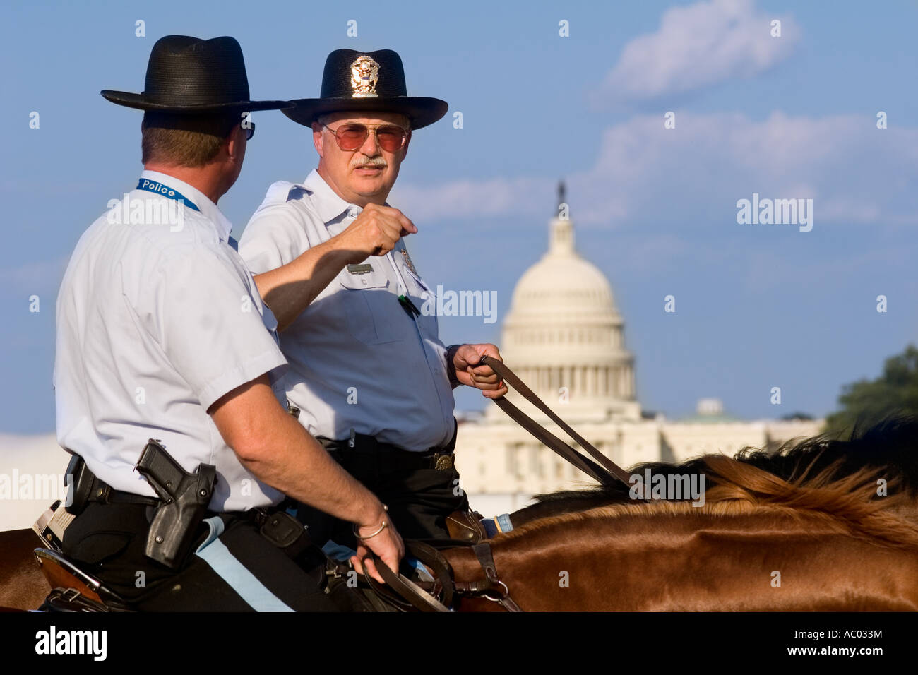 Zwei Polizeistreife berittene Capitol der National Mall in der Nähe von US Capitol Building in Washington D.C. Stockfoto