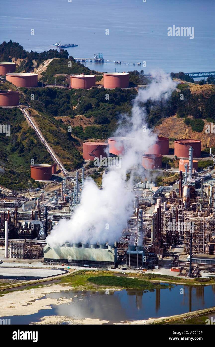 Luftaufnahmen über Dampf aus der Chevron-Raffinerie Richmond Kalifornien am Rand der Bucht von San Francisco im Contra Costa county Stockfoto