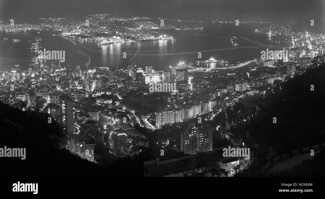 Mitte der 1960er Jahre nachts beleuchtet monochrom schwarzen & weiße Panorama von Hong Kong und Kowloon und Victoria Harbour von Victoria Peak Stockfoto