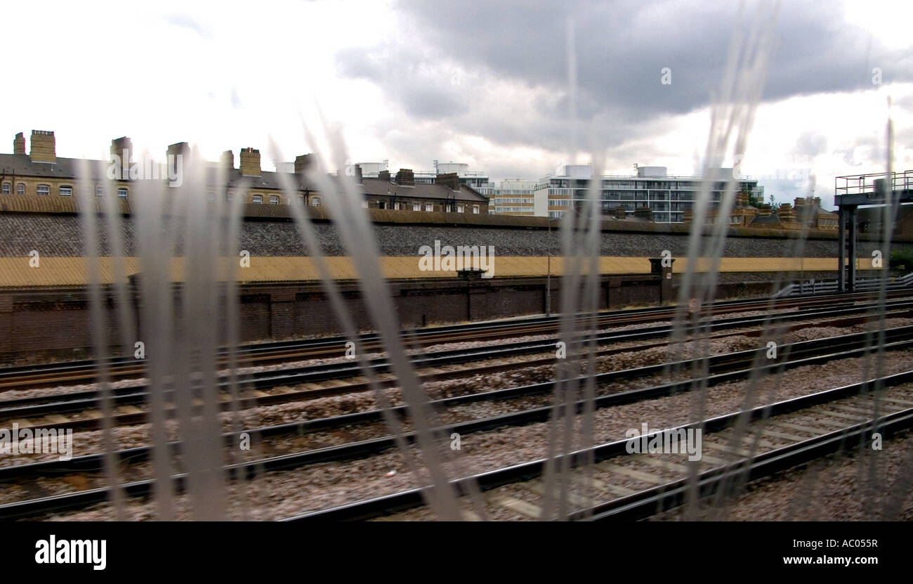 Graffiti an einem Zugfenster, London. Stockfoto
