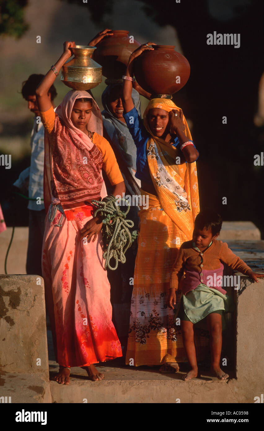 Frauen Wasserholen am Brunnen in Indien Stockfoto