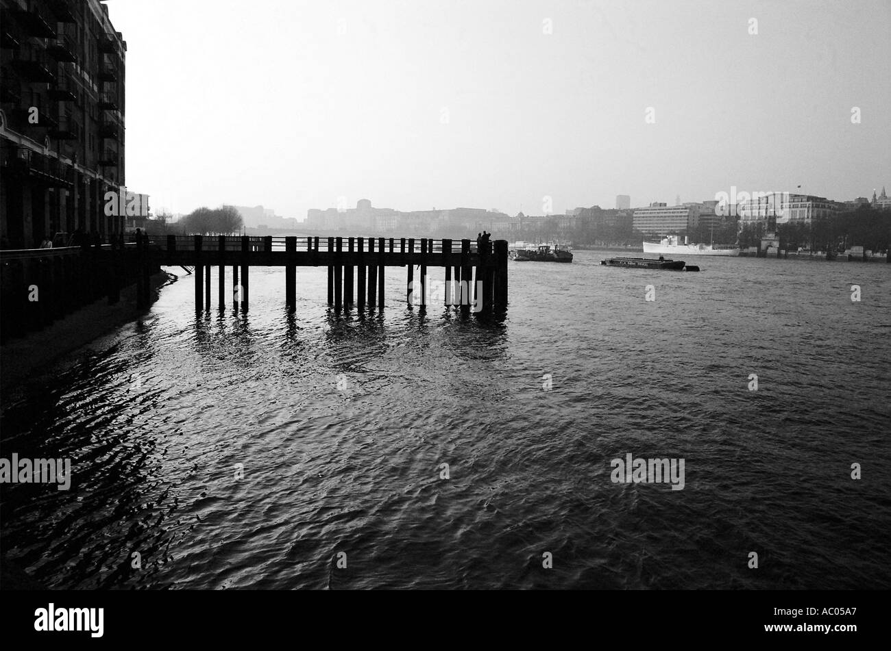 Dock oder Steg über den Fluss Themse in London England Stockfoto