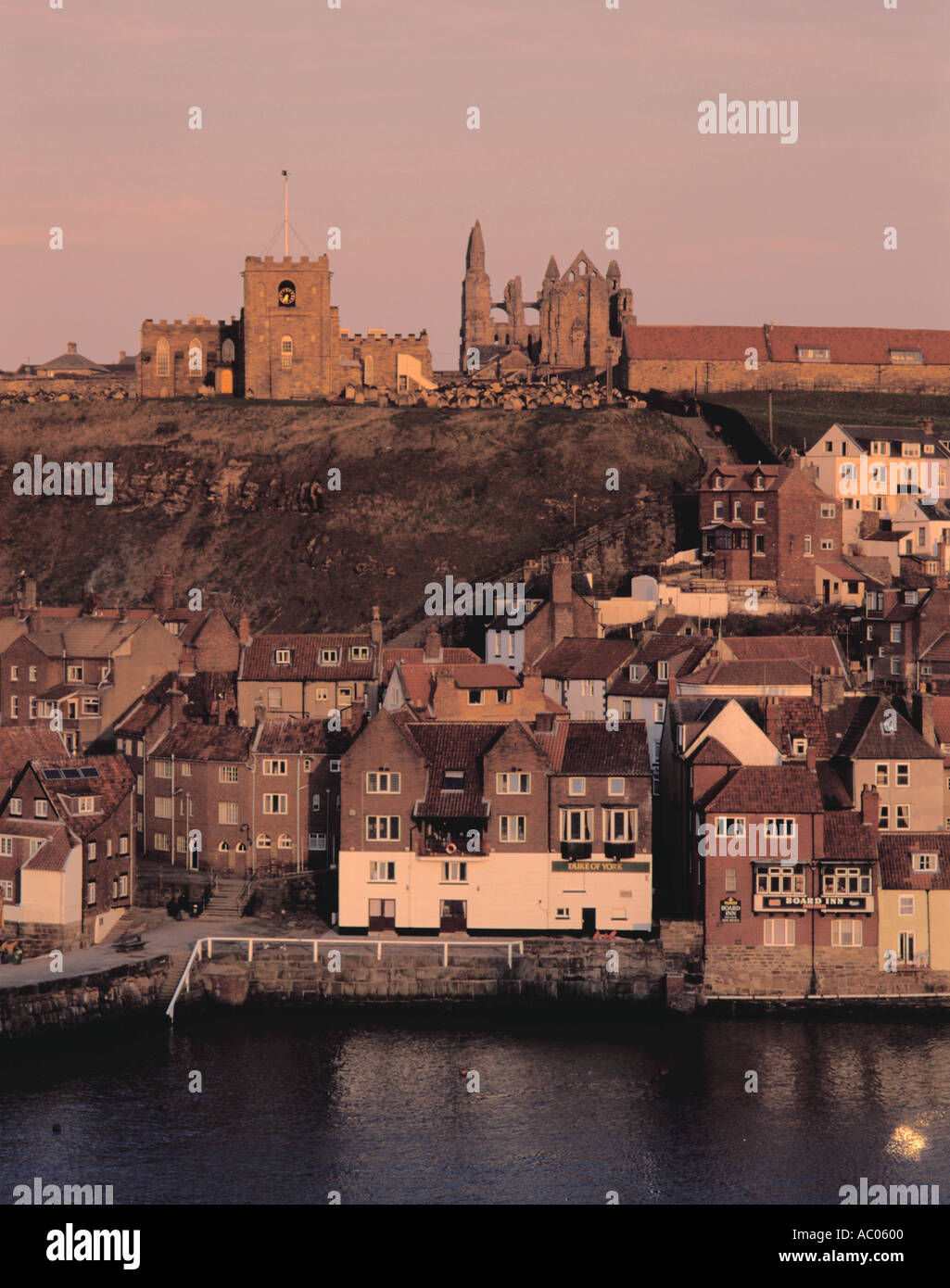 Str. Marys Kirche und Whitby Abbey Ruinen gesehen über den Hafen, Whitby, North Yorkshire, England, UK. Stockfoto