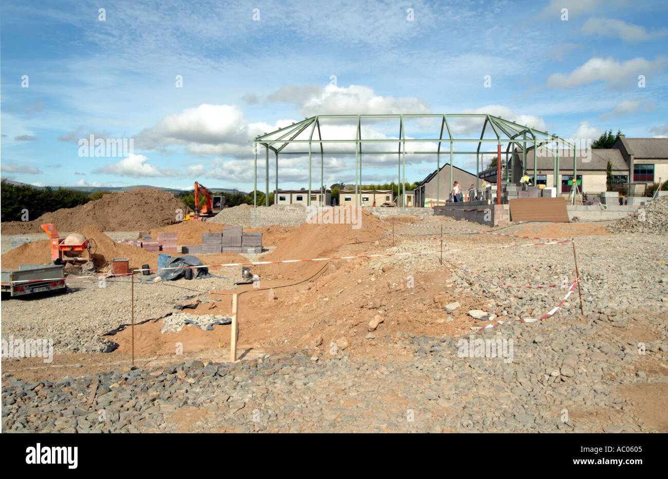 Auf einer Baustelle wird einem strukturellen Stahlrahmen für ein neues Gebäude errichtet. Stockfoto