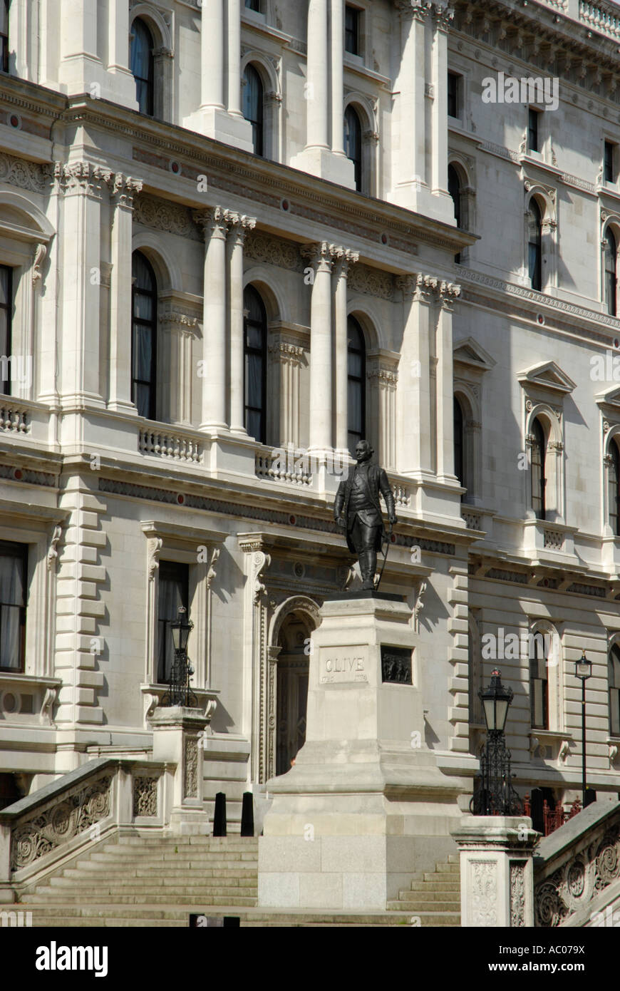 Clive Schritte King Charles Street zeigt Statue von Clive of India und auswärtige Bürogebäuden Westminster London Stockfoto