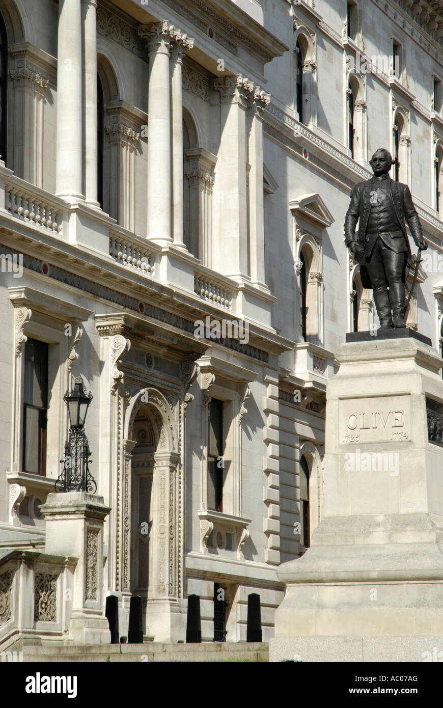 Clive Schritte King Charles Street zeigt Statue von Clive of India und auswärtige Bürogebäuden Westminster London Stockfoto
