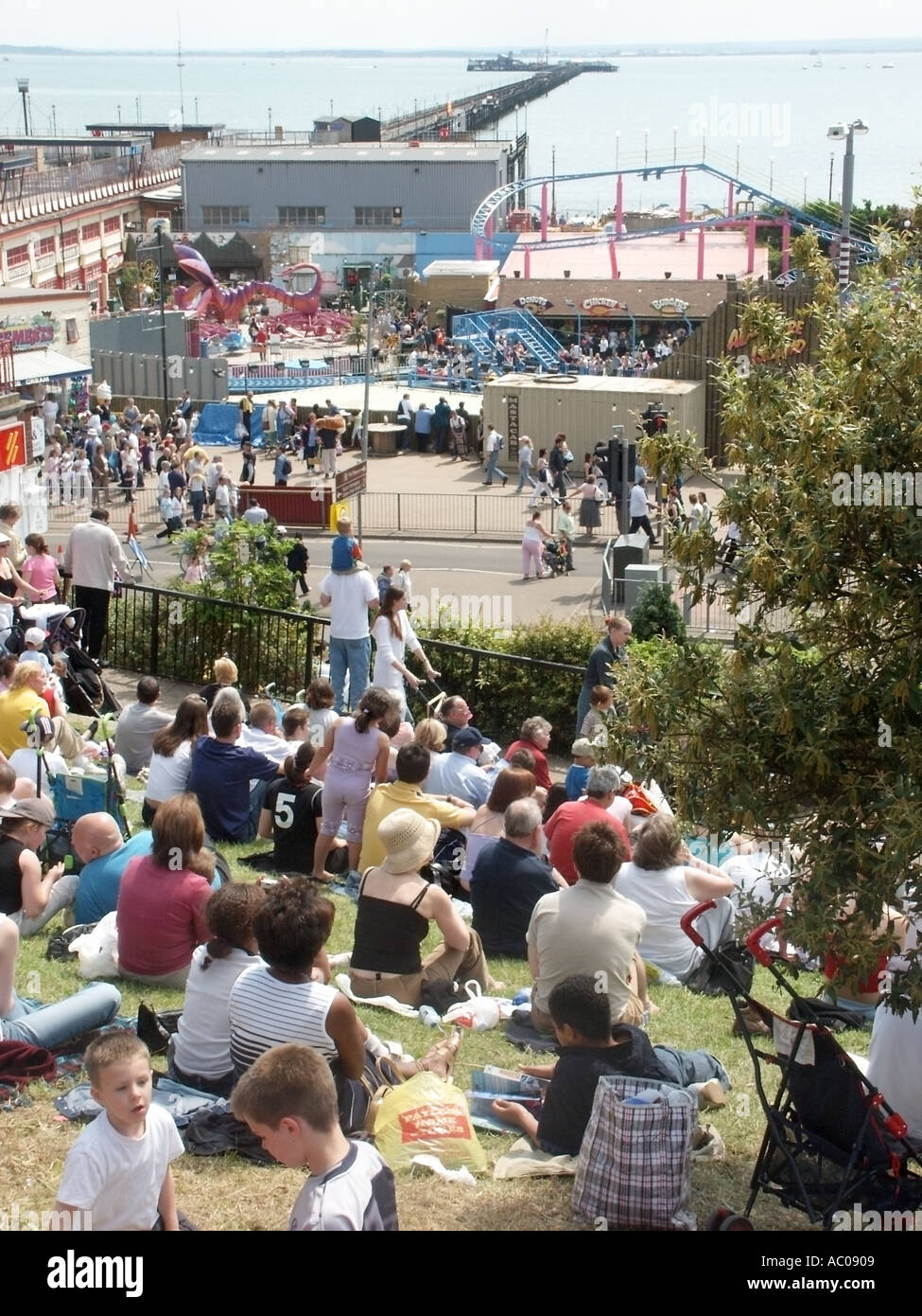 Southend auf Meer Seebad neben Themse-Mündung Menschen entspannen Sie am Pier Hill Adventure Island Kirmes Pier über Stockfoto