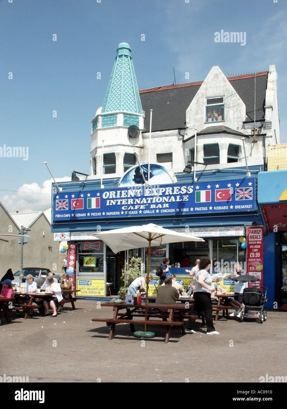 Southend auf Meer Seebad neben Themse-Mündung Orient Express International Café Bar und Bürgersteig Tische Stockfoto