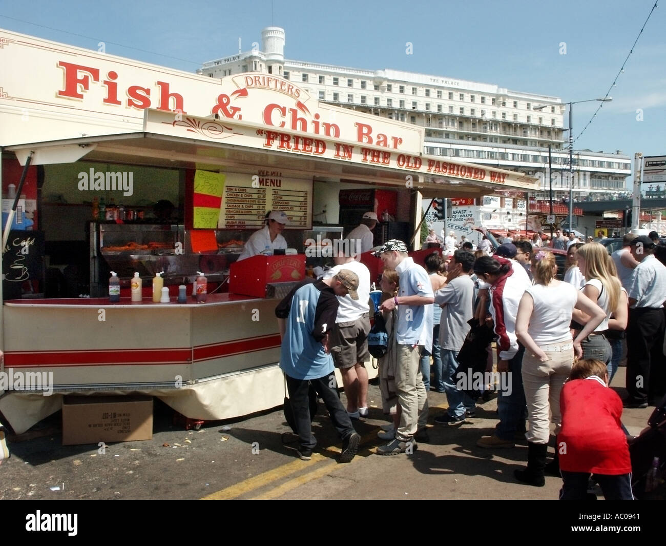 Street Food Fish and Chips Fast Food mobile tragbare Bar & Gruppe von Menschen Schlange, um am Outdoor-Event Tag Southend am Meer am Meer Essex UK serviert werden Stockfoto