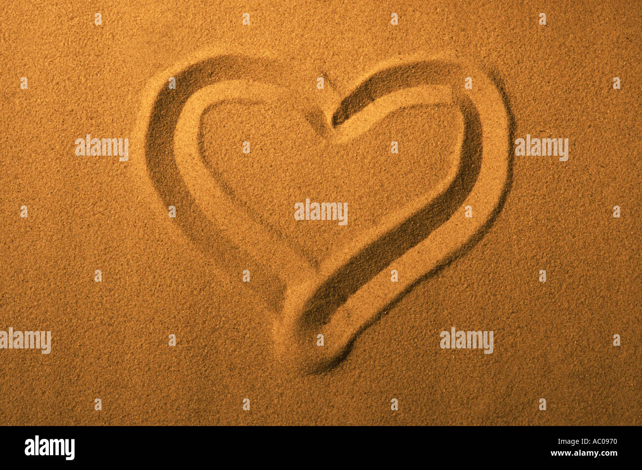 ein Herz in den Sand gezeichnet Stockfoto