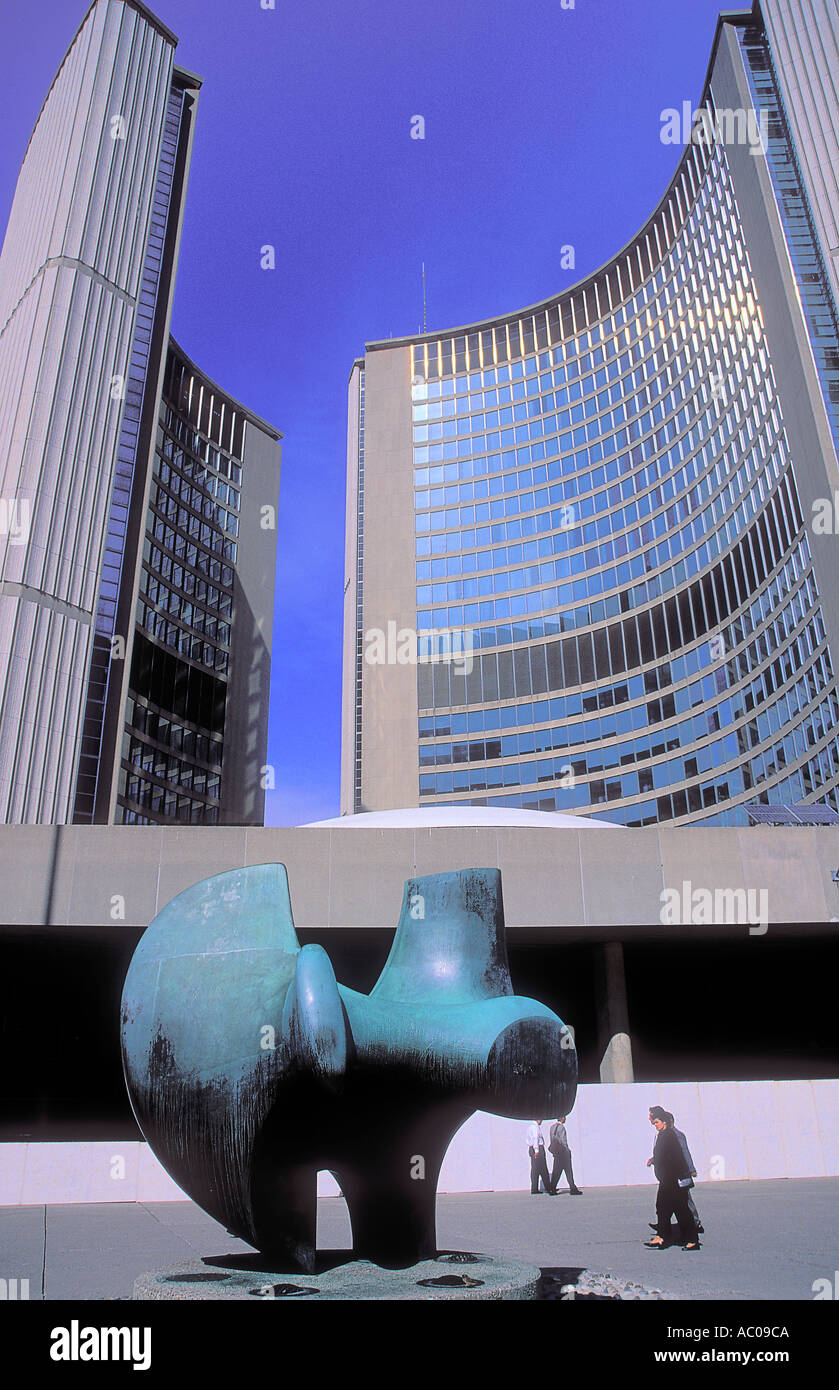 Vertikale Blick auf das sehr futuristische Rathaus am Toronto Ontario Kanada mit einer Skulptur von Henry Moore im Vordergrund Stockfoto