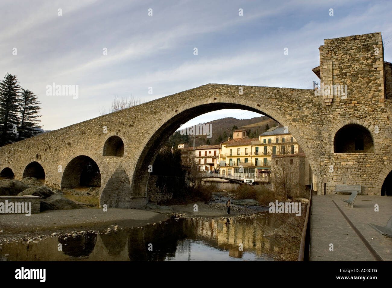 12. Jahrhundert Pont Nou in Camprodon, Ripolles Provinz, Katalonien, Spanien Stockfoto