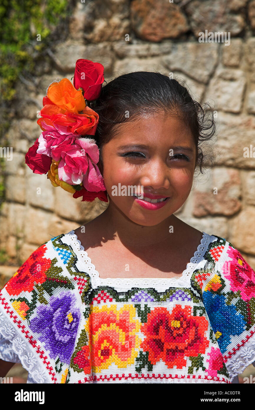 Mexikanische Mädchen tragen Tracht, Chichen Itza, Bundesstaates Yucatán, Mexiko Stockfoto
