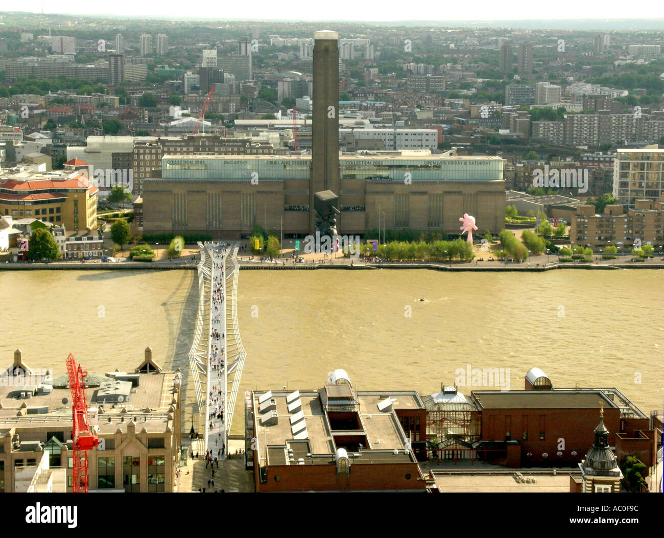 Tag Millenium Brücke über die Themse mit der Tate Modern Art Gallery gegenüber London England Stockfoto