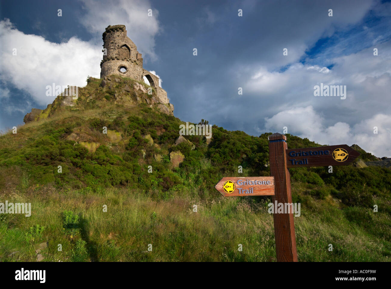 Gritstone Marker Post bei Mow Cop an der Cheshire Staffordshire Grenze UK Stockfoto