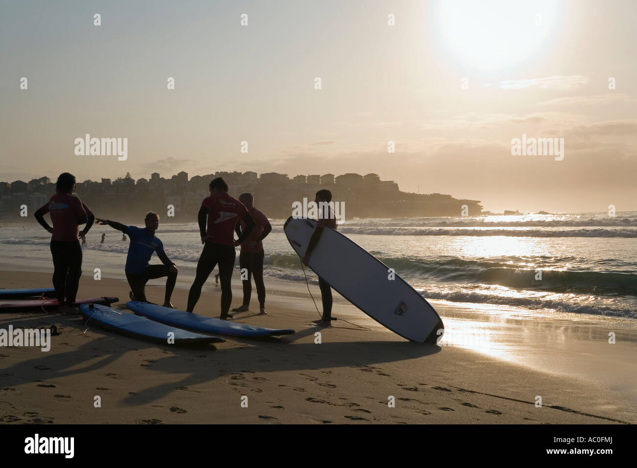 Eine Lehrer gibt eine am frühen Morgen Lektion bei Surfschule am Sandstrand von Bondi Beach in Sydney Stockfoto