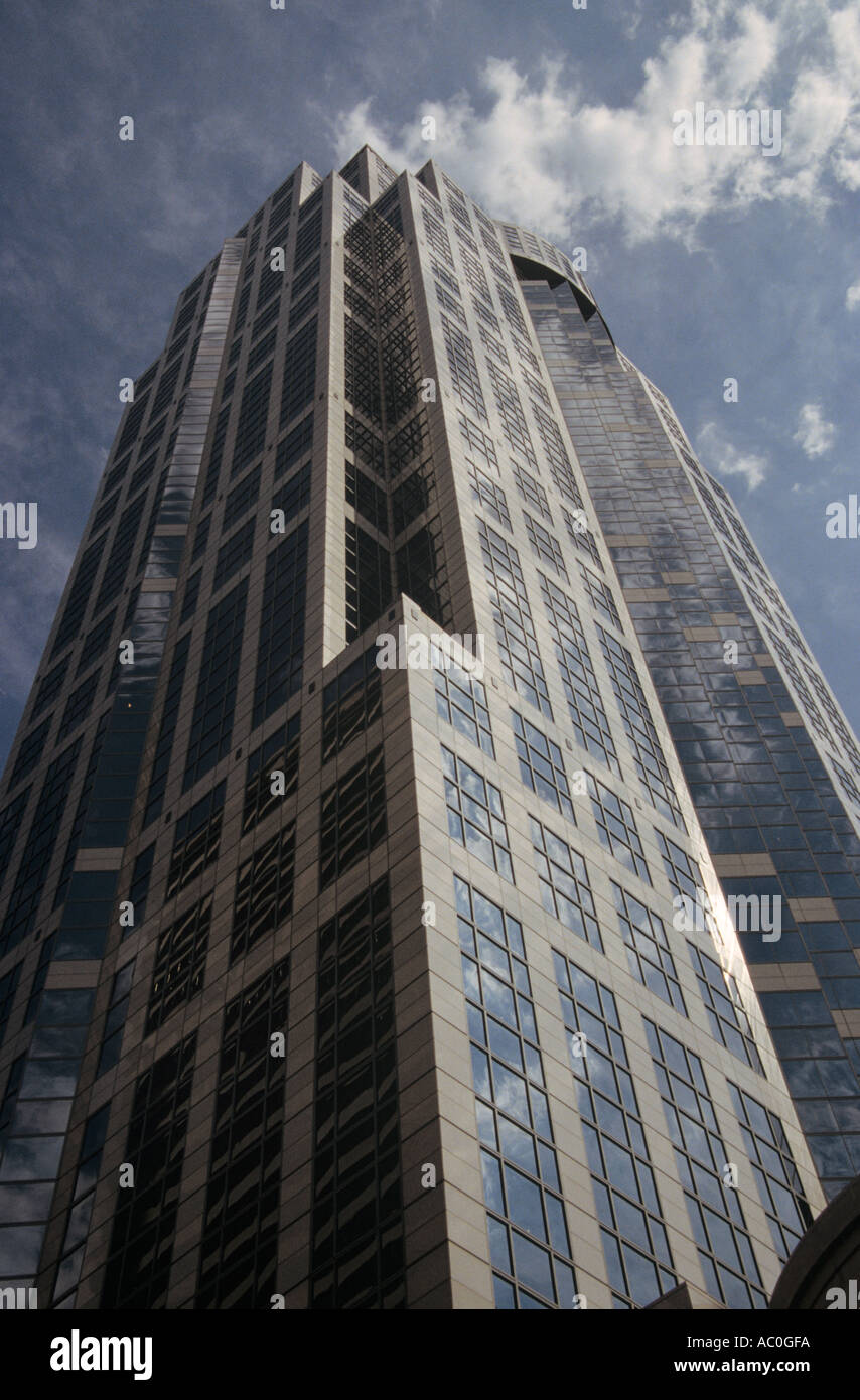 SKY SCRAPER gegen einen blau-weißen Himmel in der Innenstadt von Seattle "Washington State" USA Stockfoto