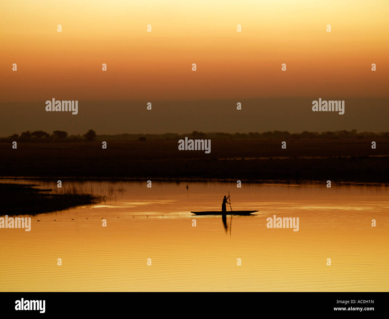 Ein Fischer bei Sonnenuntergang auf dem Chobe Fluss Stockfoto