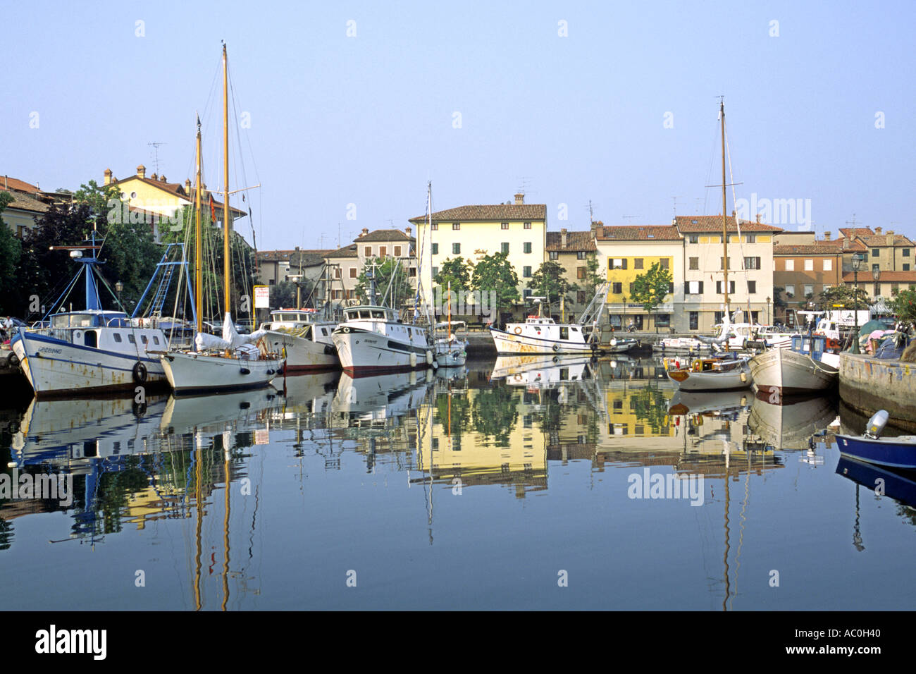 Segel- und Fischerboote in der Marina in Grado in der italienischen Region Friaul-Julisch Venetien. Stockfoto