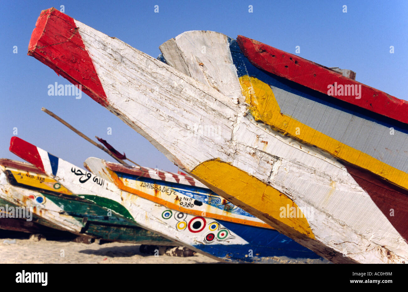 Bunte Fischerboote am Ufer an der Plage des Pecheurs Fishermens Strand nahe der mauretanischen Hauptstadt Nouakchott Stockfoto