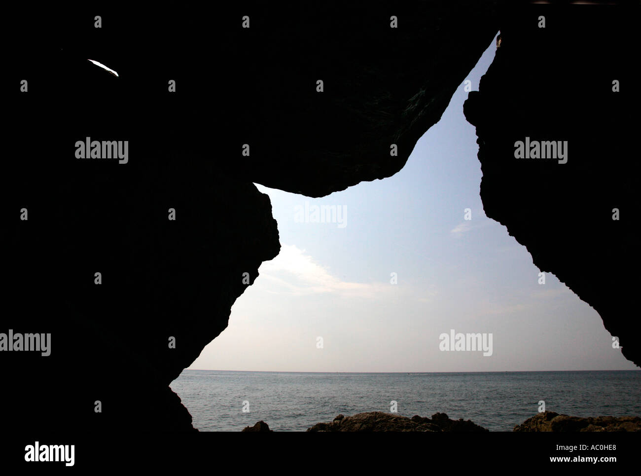 Das Meer und den Himmel aus einer Höhle Palermo Stockfoto