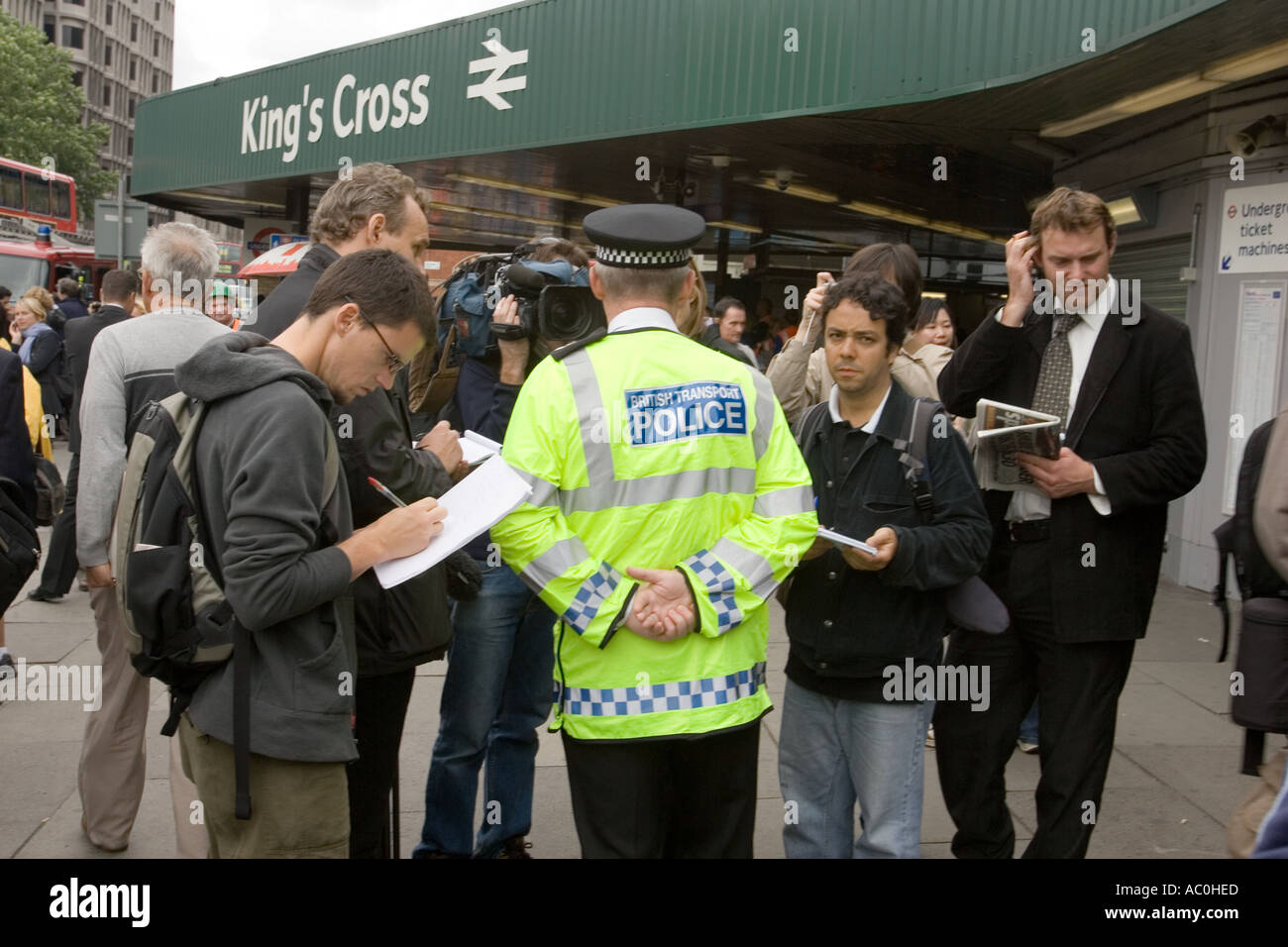 Polizei geben Erklärung an die Presse, die Kings cross station London Stockfoto