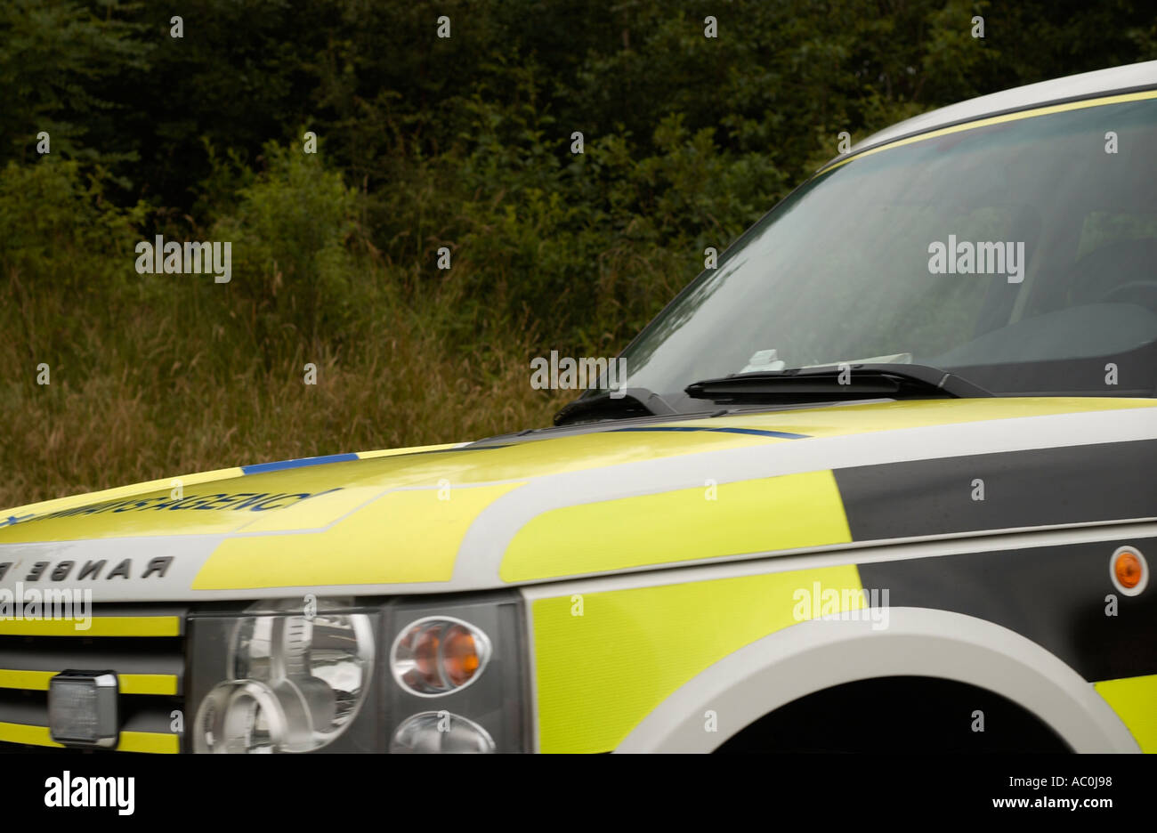 4 Rad Antrieb Polizeifahrzeug in einer layby Stockfoto