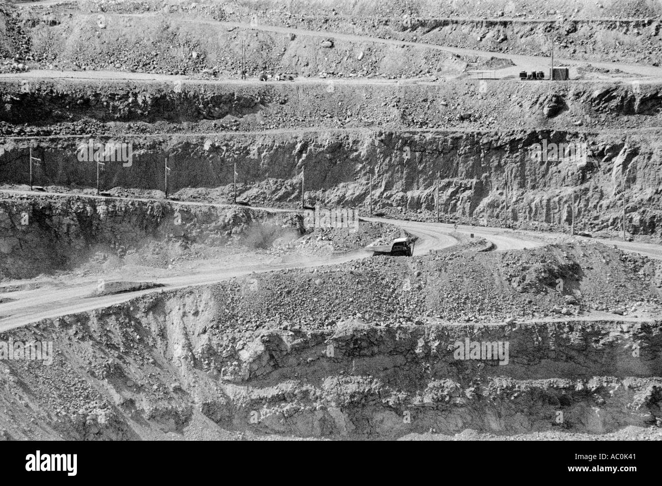 Haultruck auf klettern aus Grube Rössing Uranium mine Arandis Namibia dieser Straße ist der größte Tagebau-Grube in der Welt Stockfoto