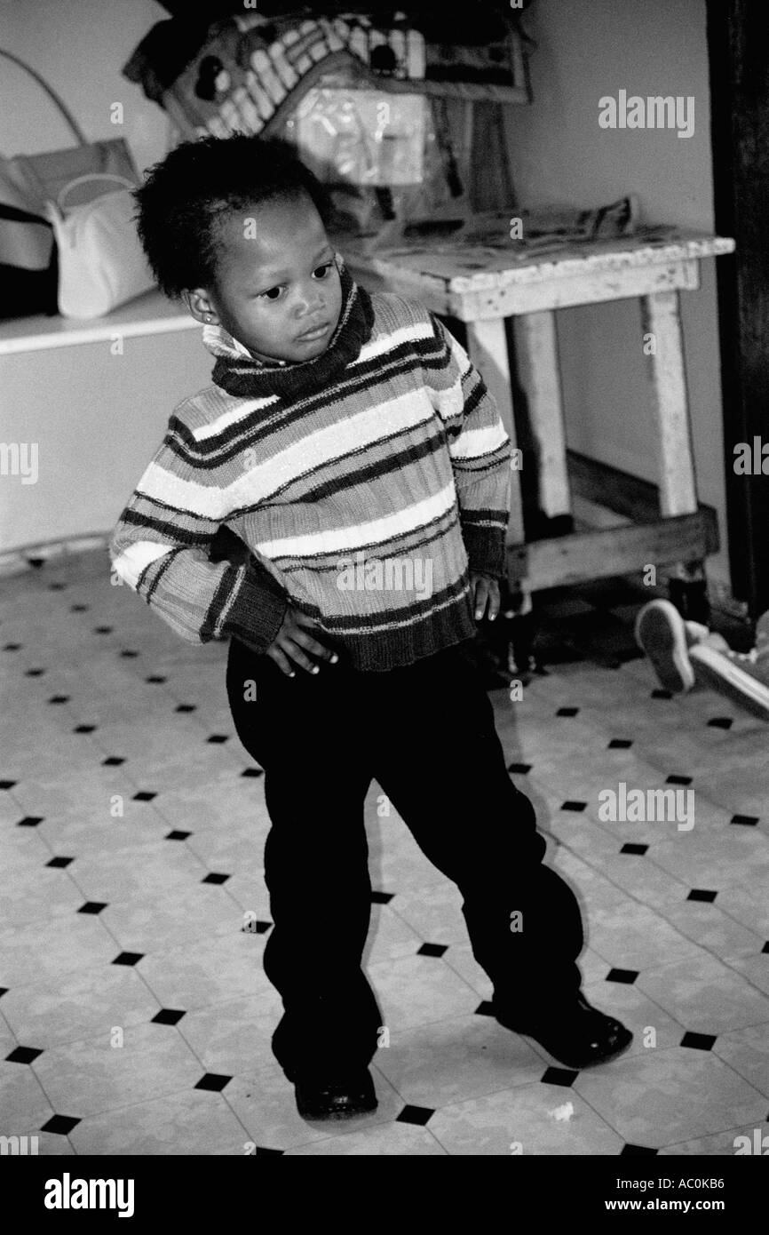 Kleines Kind tanzen in der Schule Langa Township Stockfoto