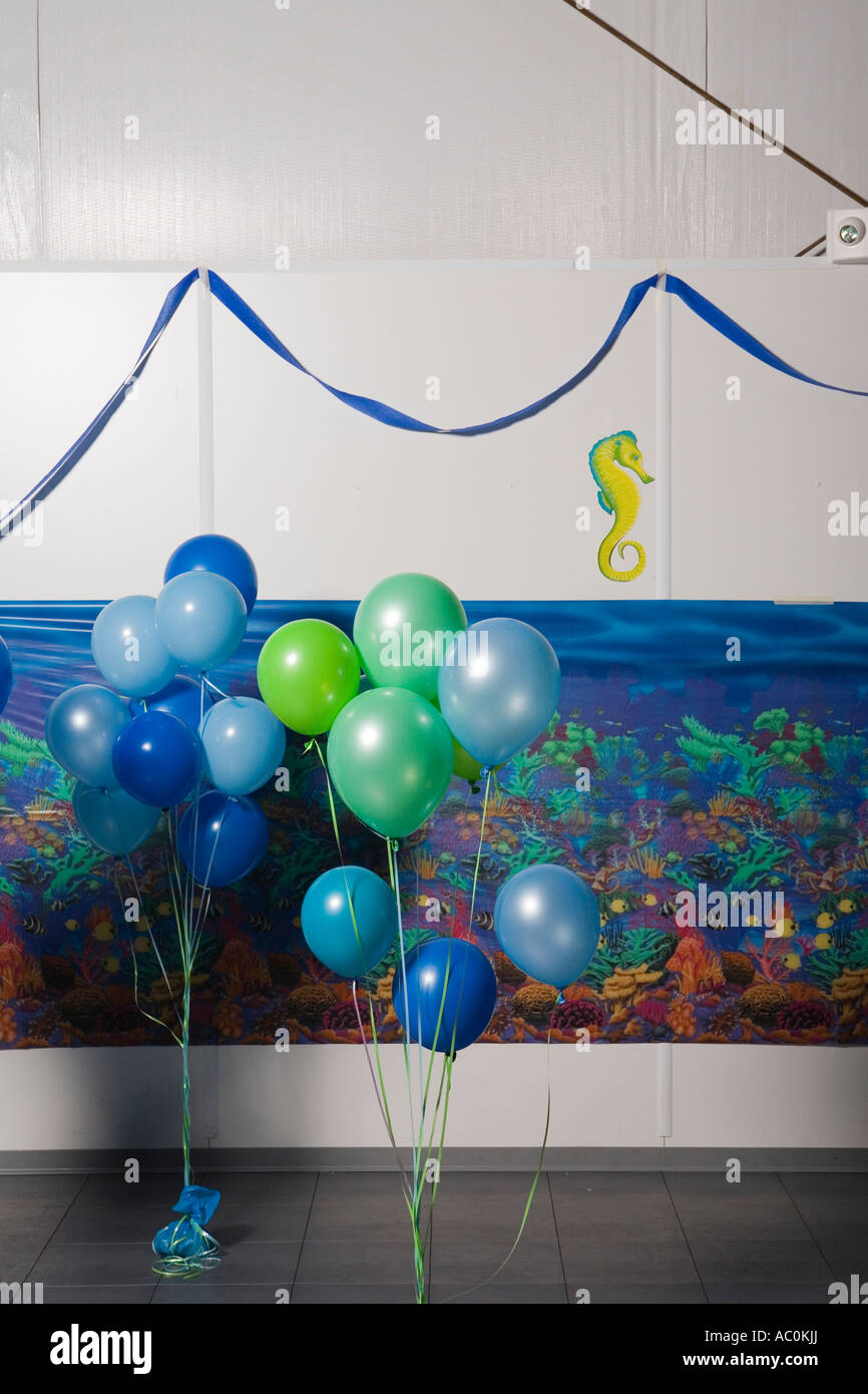 Luftballons an einer Schule tanzen Stockfoto