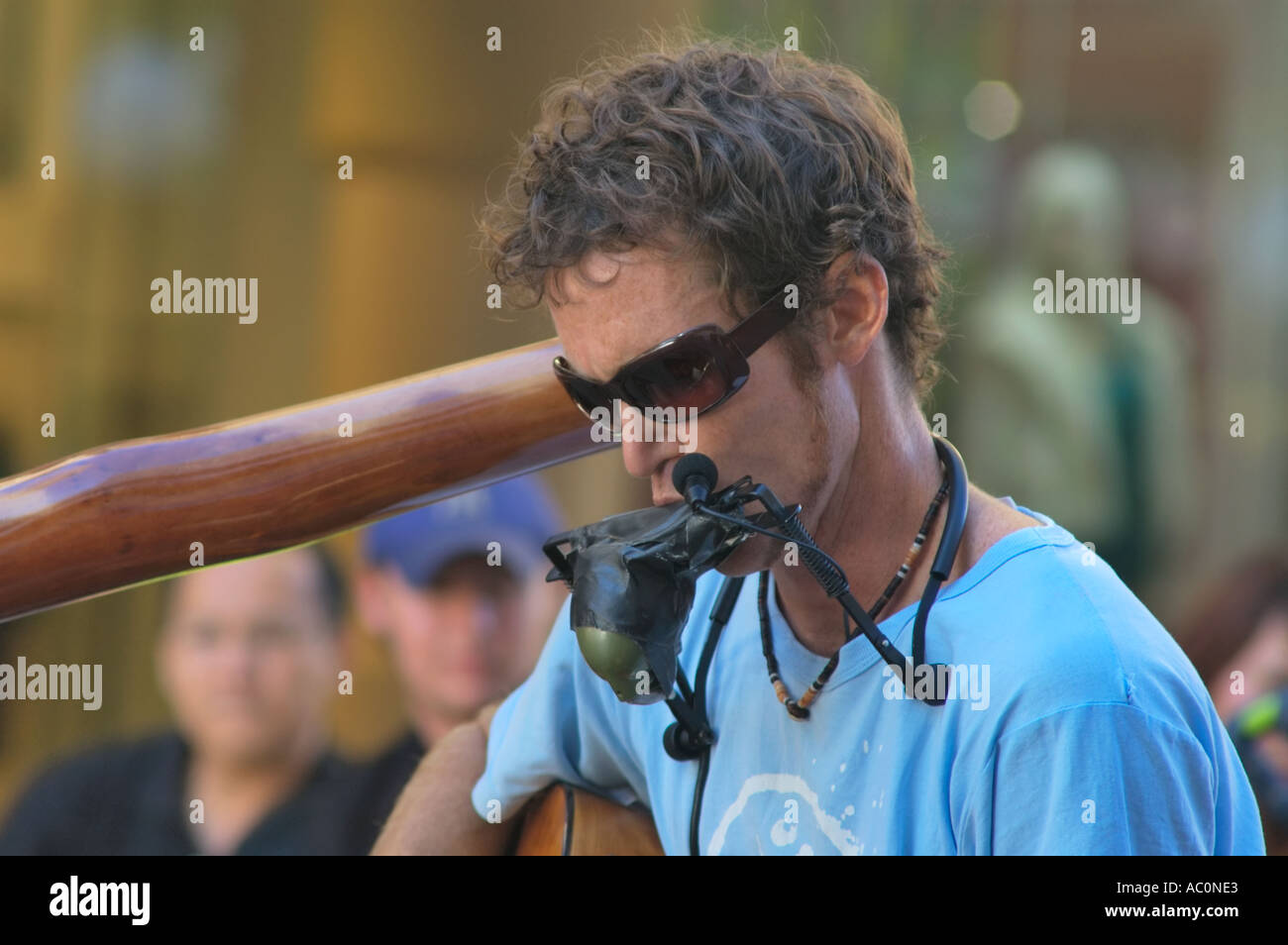 Western Australia Perth Murray Street Street Musiker der Mundharmonika-Mann spielt Gitarre Mundharmonika und Aboriginal Didgeridoo Stockfoto