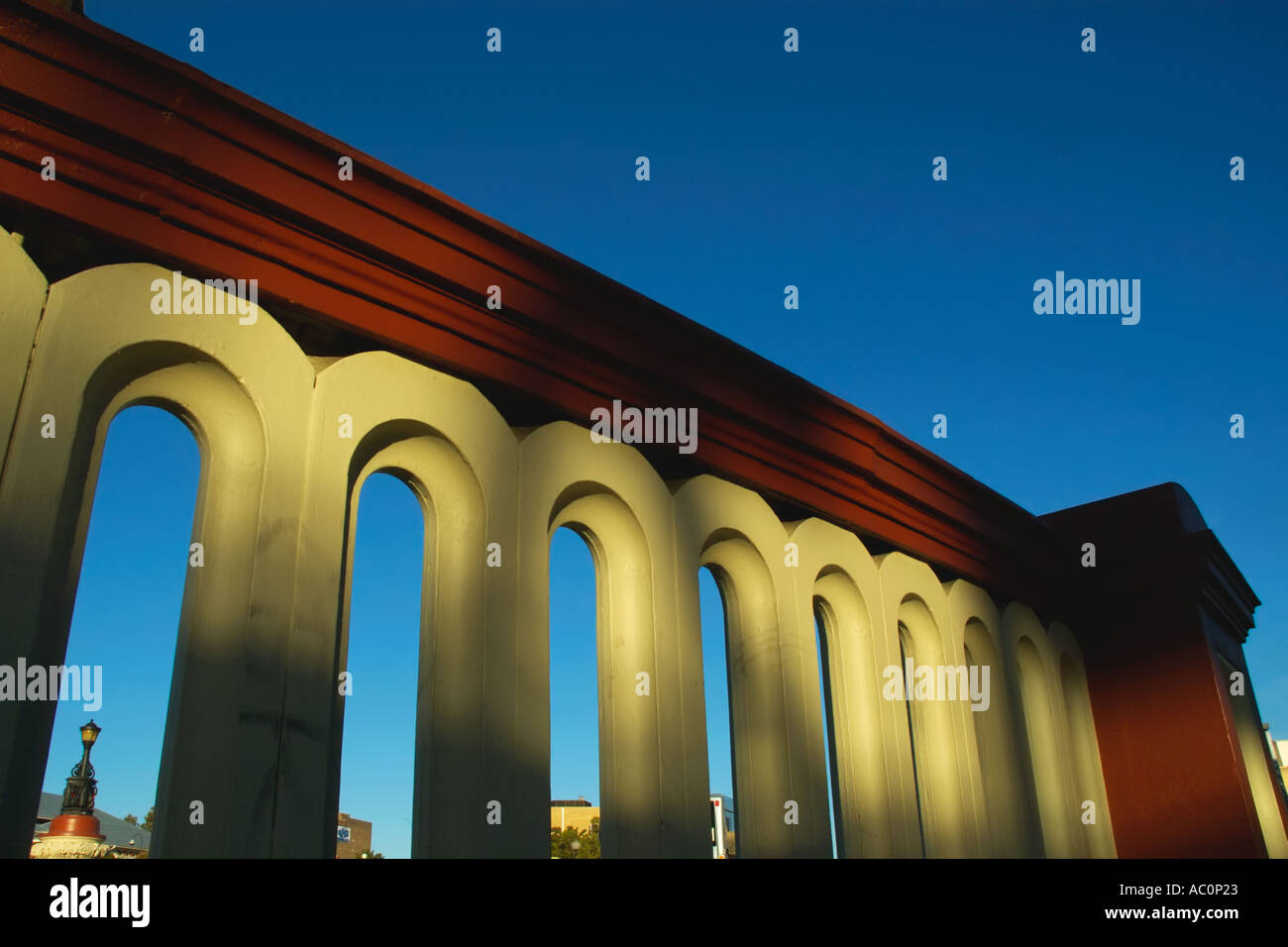 Australien Perth Nähe des Westbahnhofs 19. Jahrhundert Stil Wand mit dekorativen Bögen in warmen Nachmittagssonne Stockfoto