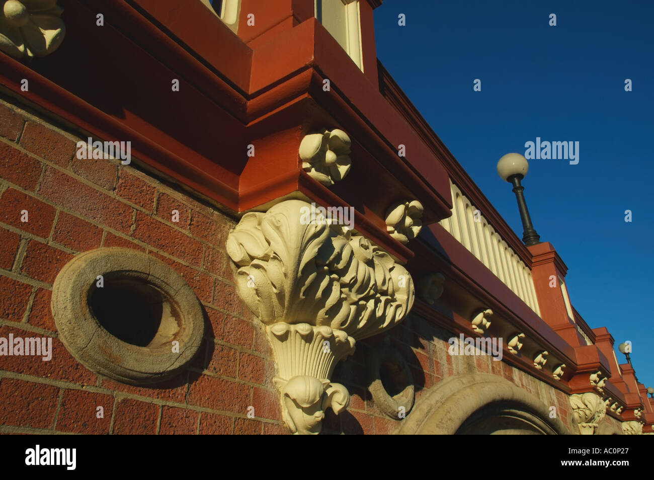 Australien Perth Nähe des Westbahnhofs 19. Jahrhundert Stil Wand mit dekorativen Bögen in warmen Nachmittagssonne Stockfoto