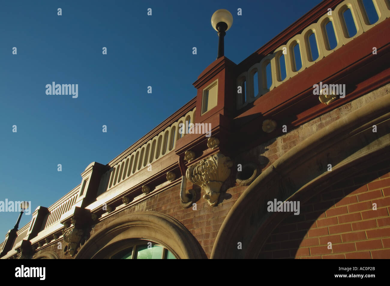 Australien Perth Nähe des Westbahnhofs 19. Jahrhundert Stil Wand mit dekorativen Bögen in warmen Nachmittagssonne Stockfoto