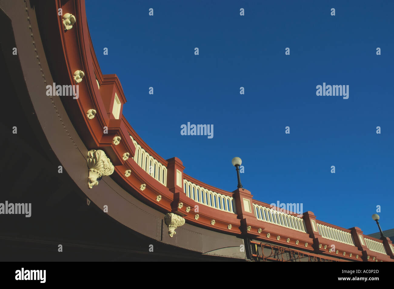 Australien Perth Nähe des Westbahnhofs 19. Jahrhundert Stil Wand mit dekorativen Bögen in warmen Nachmittagssonne Stockfoto