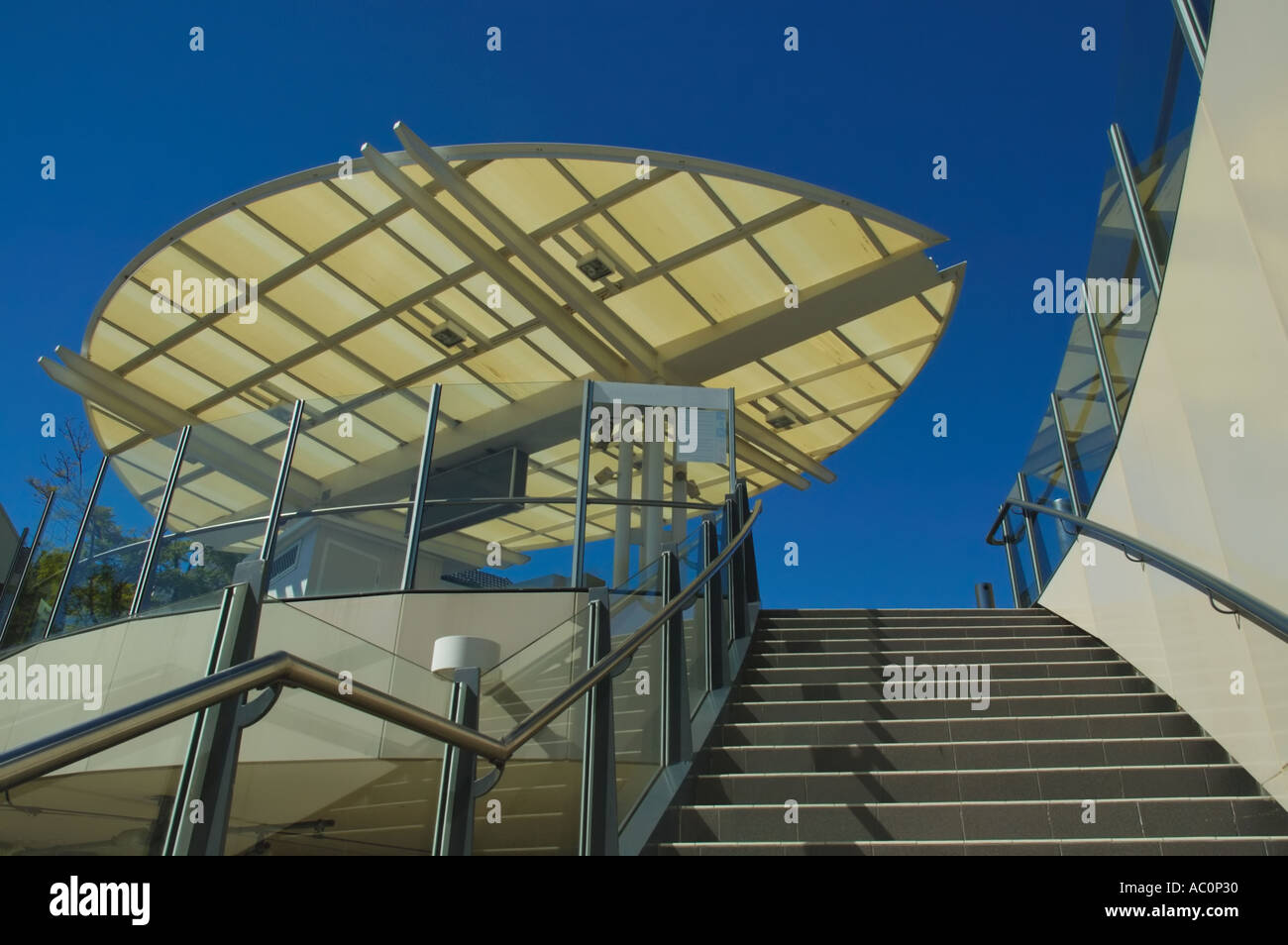 Western Australia Perth Subiaco Train Station Oval geformte moderne undurchsichtig dekorative Tierheim element Stockfoto