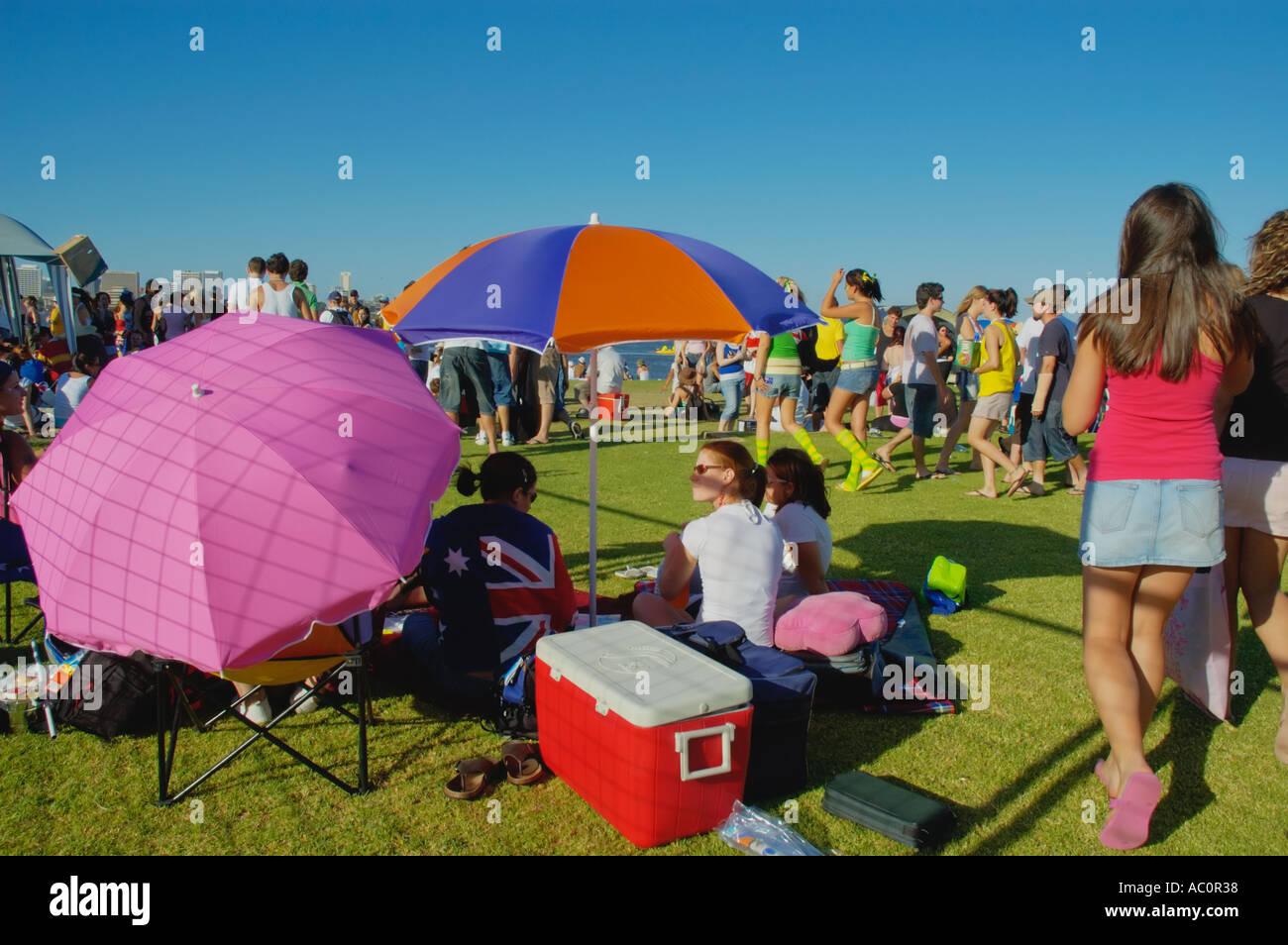 Western Australia Perth Australien Tag feiern riesige Menschenmenge mit einem Picknick im park Stockfoto