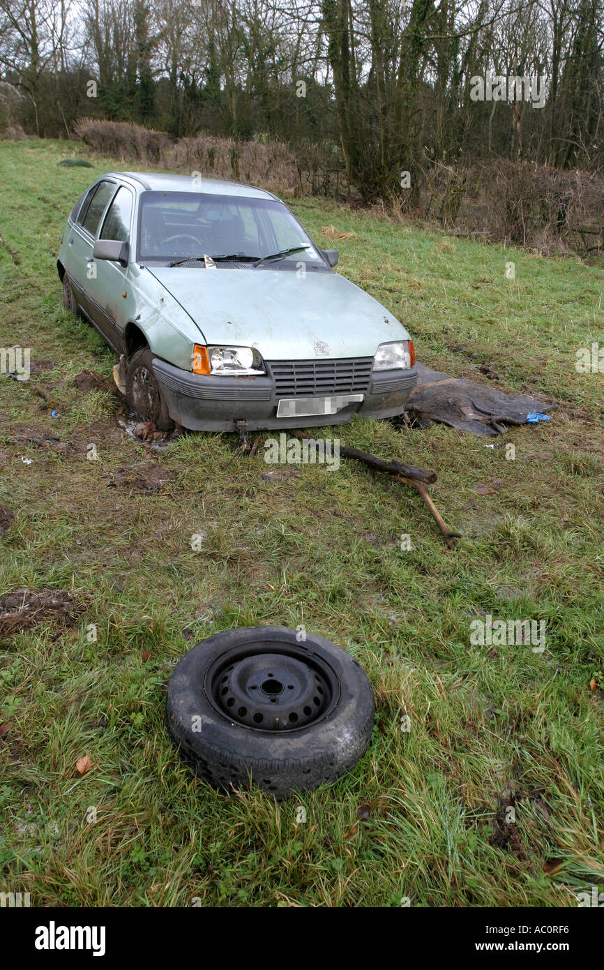 Ein verlassenes Auto abgeladen, mitten in einem Feld Stockfoto