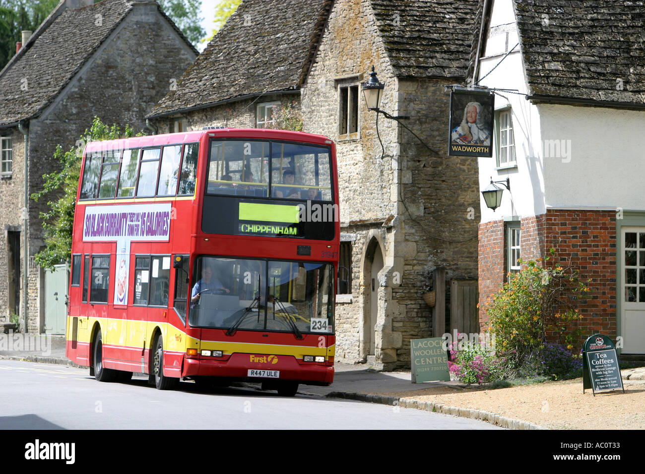 Ländliche Busverbindungen im Dorf Lacock Wiltshire Stockfoto