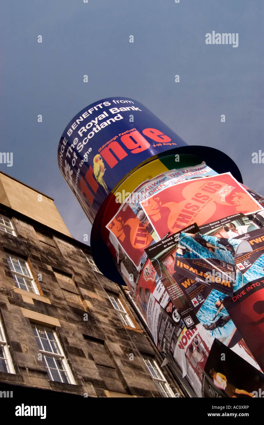 Plakate werden in der Stadt Werbung diversen Edinburgh Fringe Festival shows Stockfoto