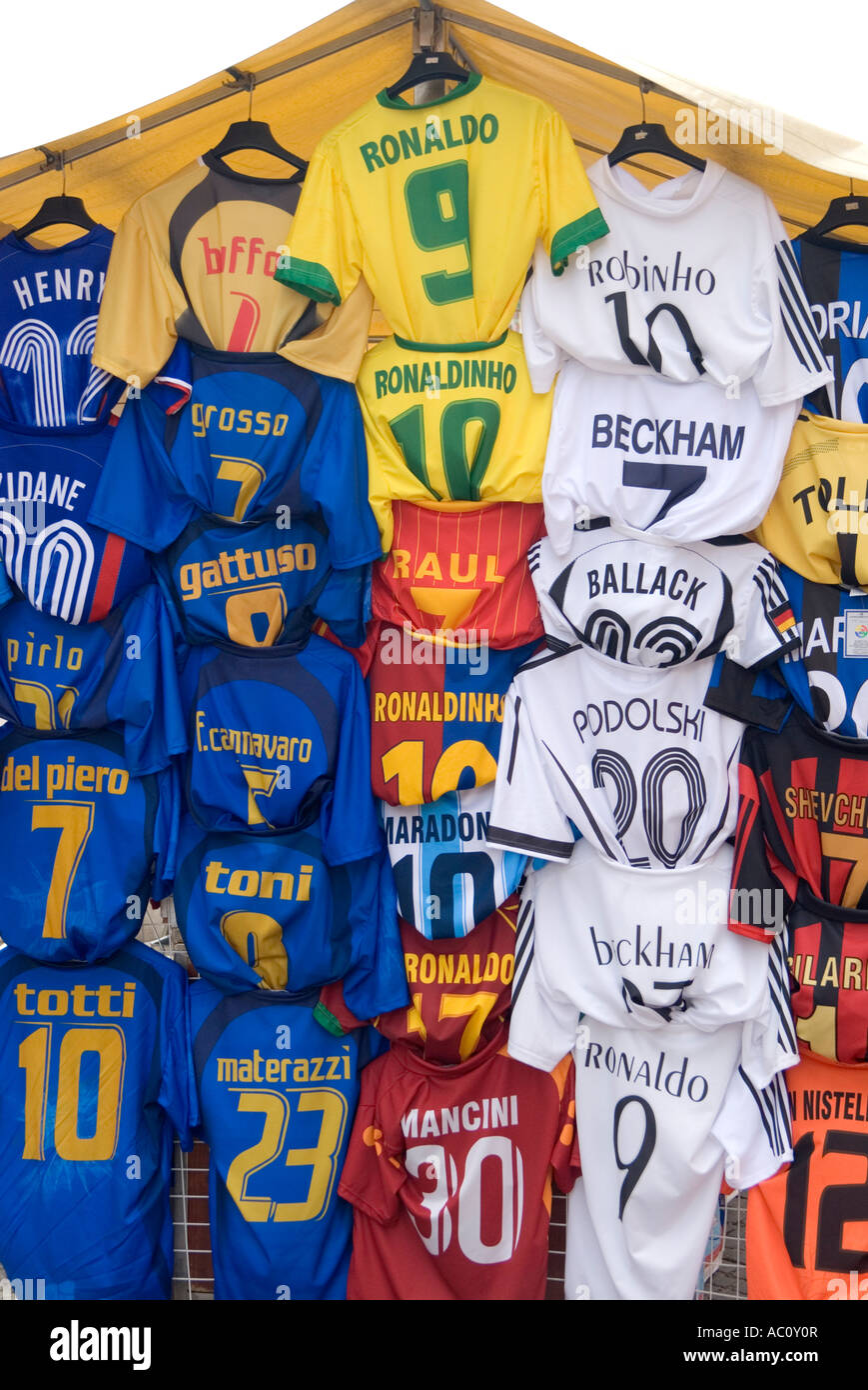 Fußball-Shirts zum Verkauf an einem Marktstand in verona Stockfoto