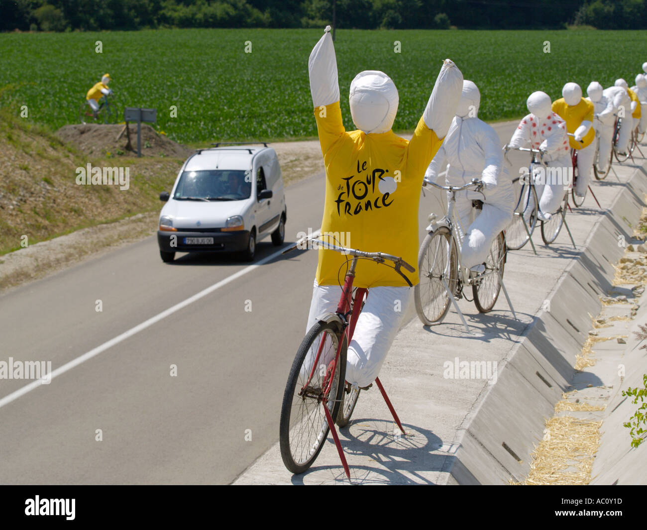 Die Franzosen feiern bei der Tour de France durch ihre Stadt geht, und Dekorationen Sie Wochen im Voraus finden Stockfoto