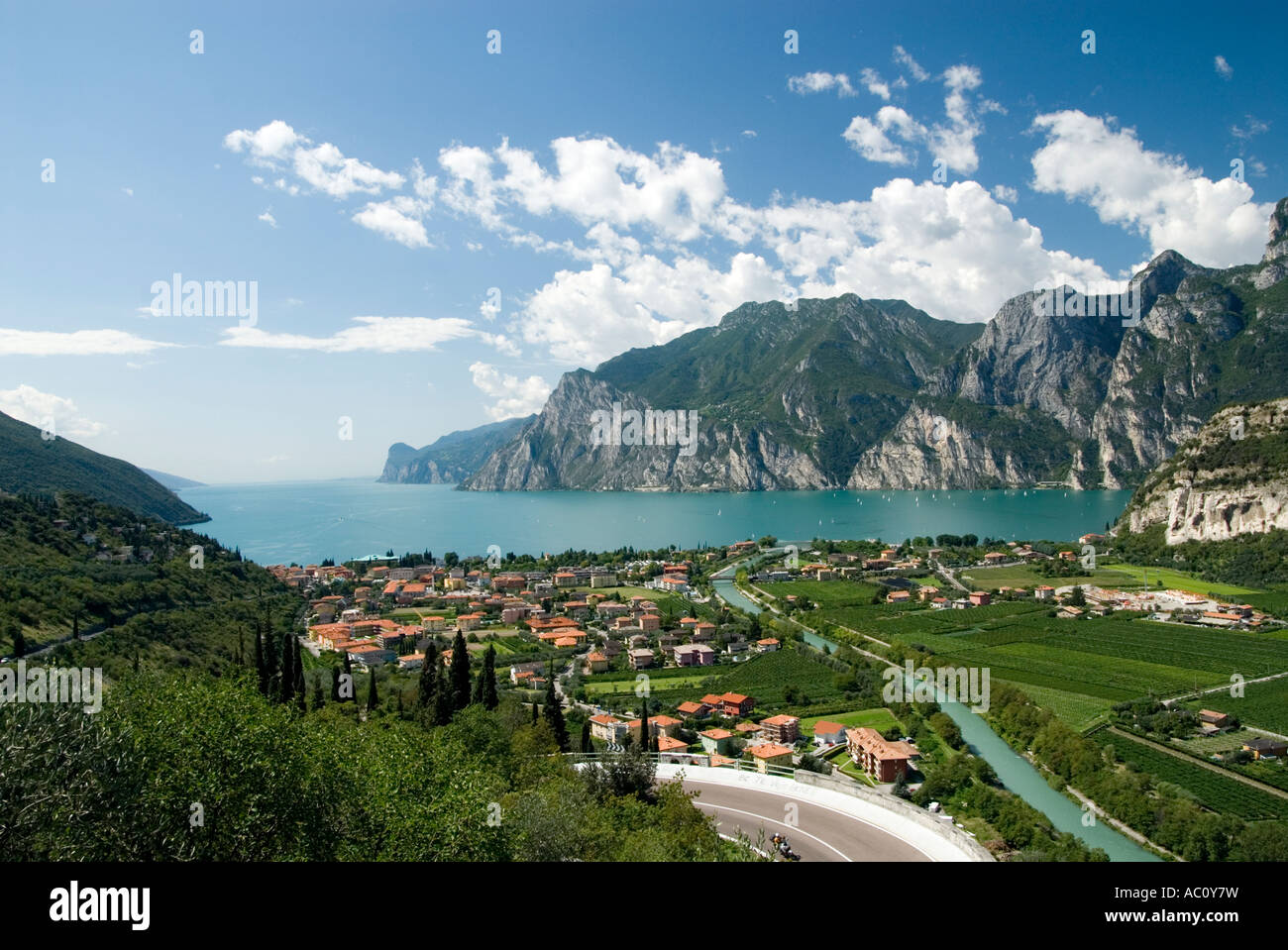 Blick über den Gardasee von oben Riva del Garda mit Riva del Garda im Vordergrund Stockfoto