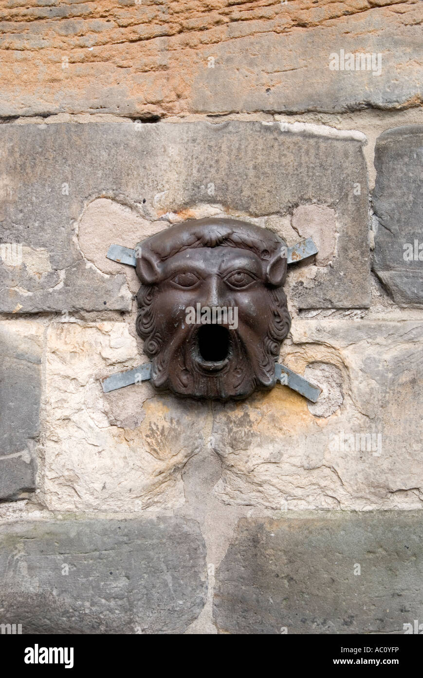 Masken auf der Straßenseite in Edinburgh sind überall auf der royal mile Stockfoto