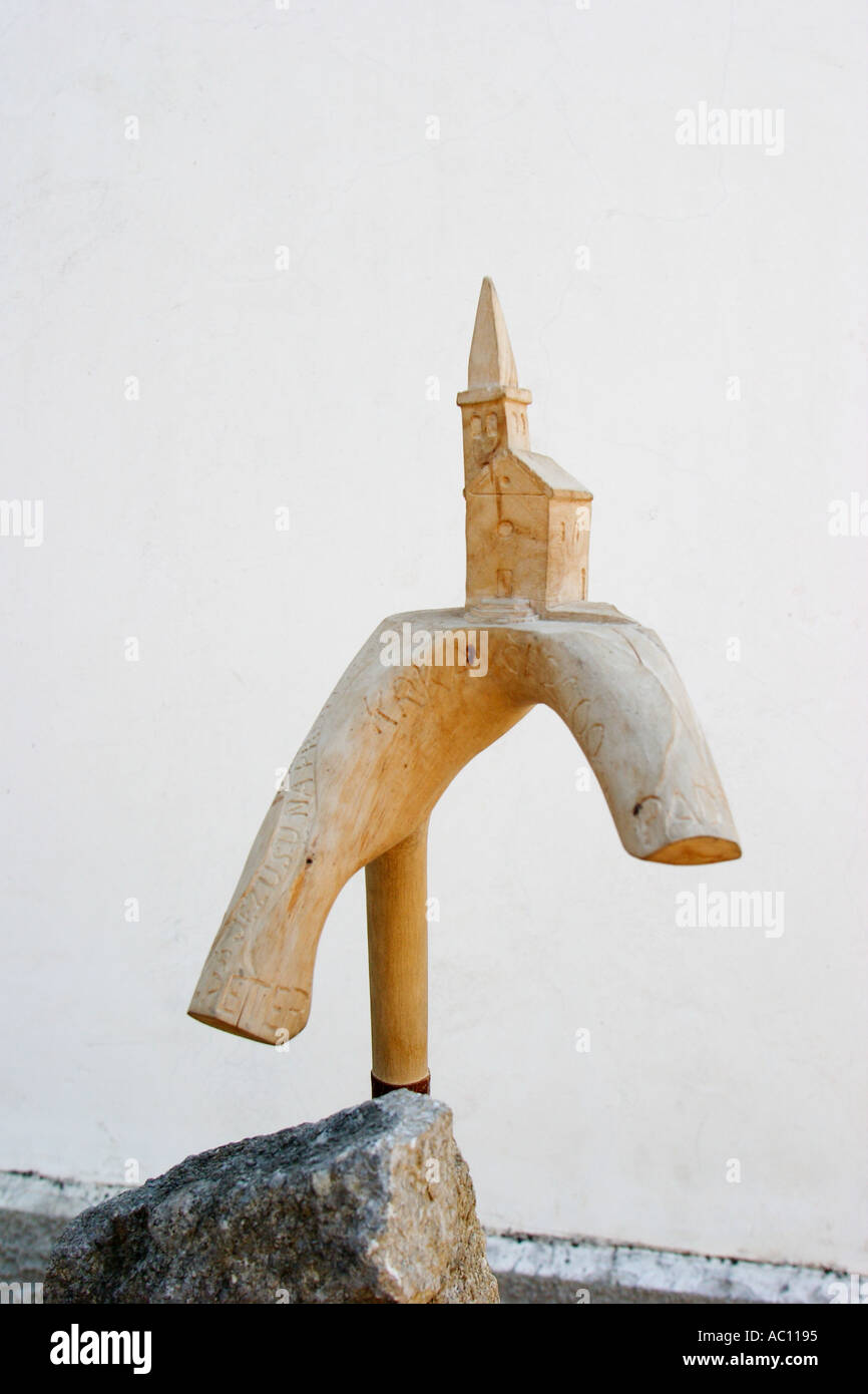 Carving-Kunstwerk vor der Kirche Sv Mihael in Krkavce in Istrien Slowenien Stockfoto