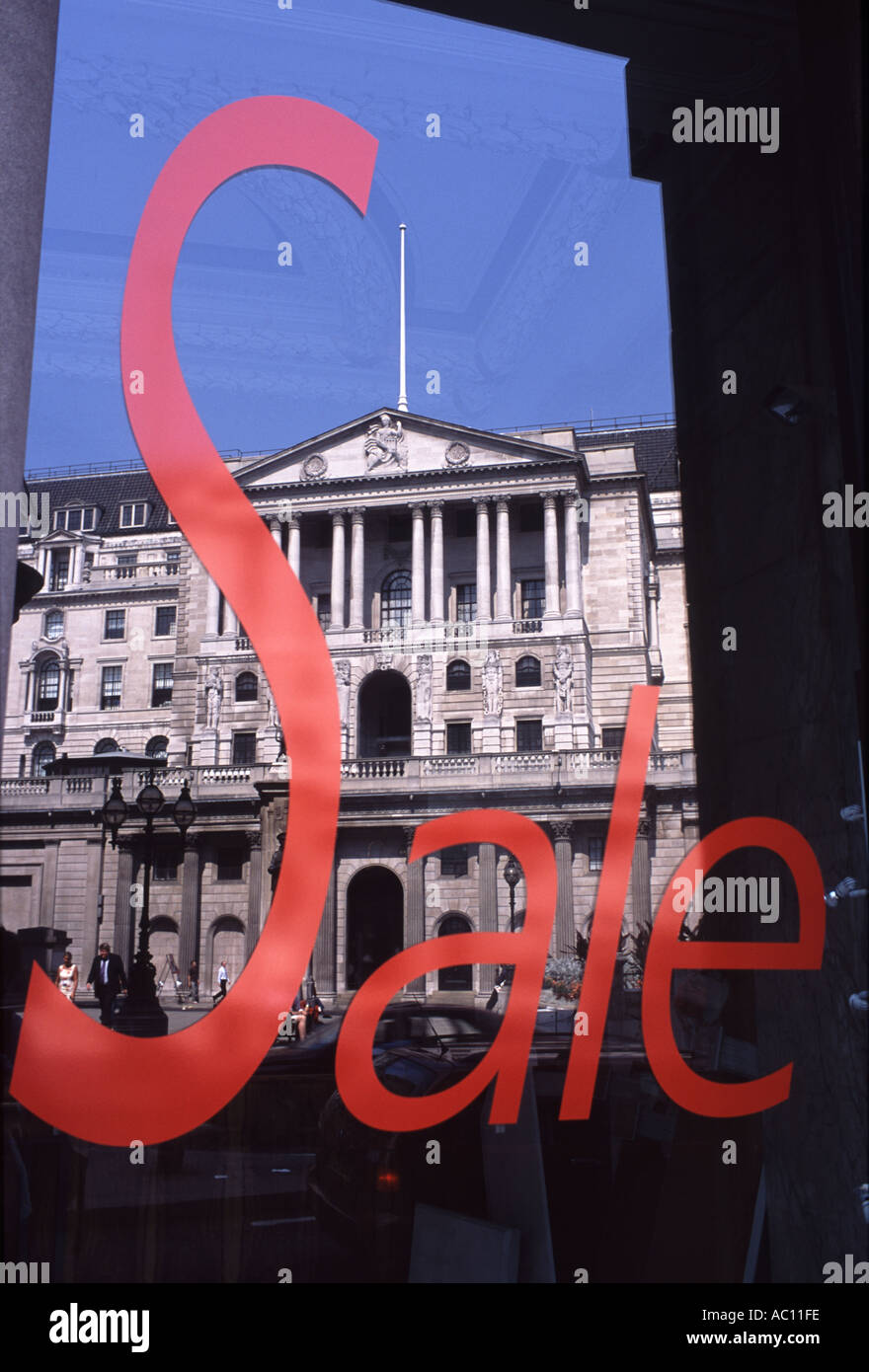 Die Bank of England reflektiert in einem Schaufenster London Stockfoto