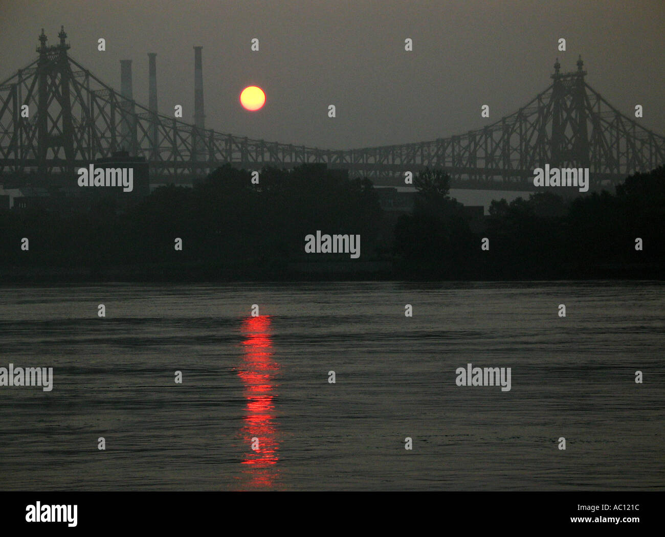 59th Street Bridge bei Sonnenuntergang im Nebel Stockfoto