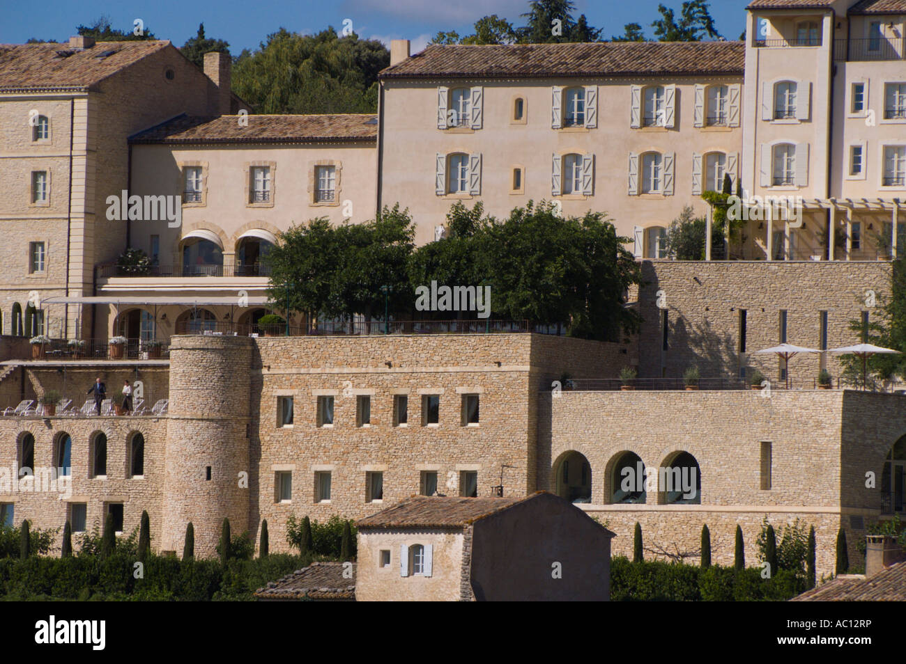 Häuser in Gordes Bergdorf im Vaucluse in der Nähe von Avignon Provence Frankreich beliebtes Touristenziel Stockfoto