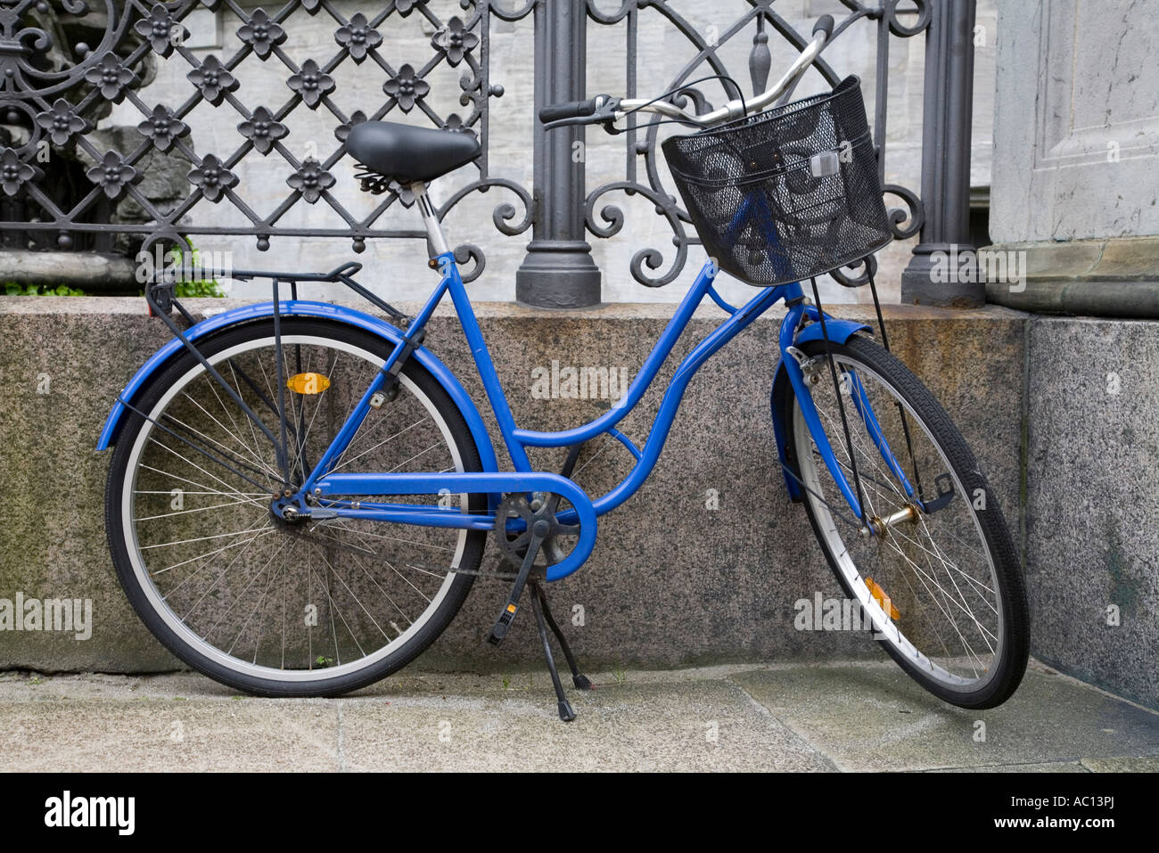 Blaue Fahrradstellplätze gegen Eisengitter in Kopenhagen, Dänemark Stockfoto