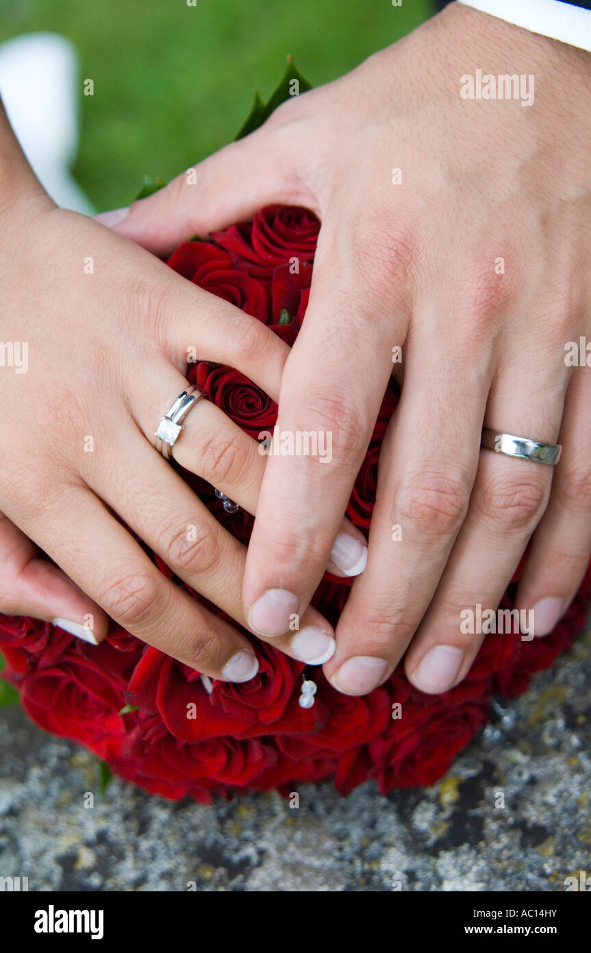 Trauringe auf Blumen Stockfoto